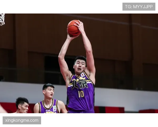 马布里突破强攻稳定得分,帮助球队内线压力明显减轻 马布里突破强攻稳定得分,帮助球队内线压力明显减轻